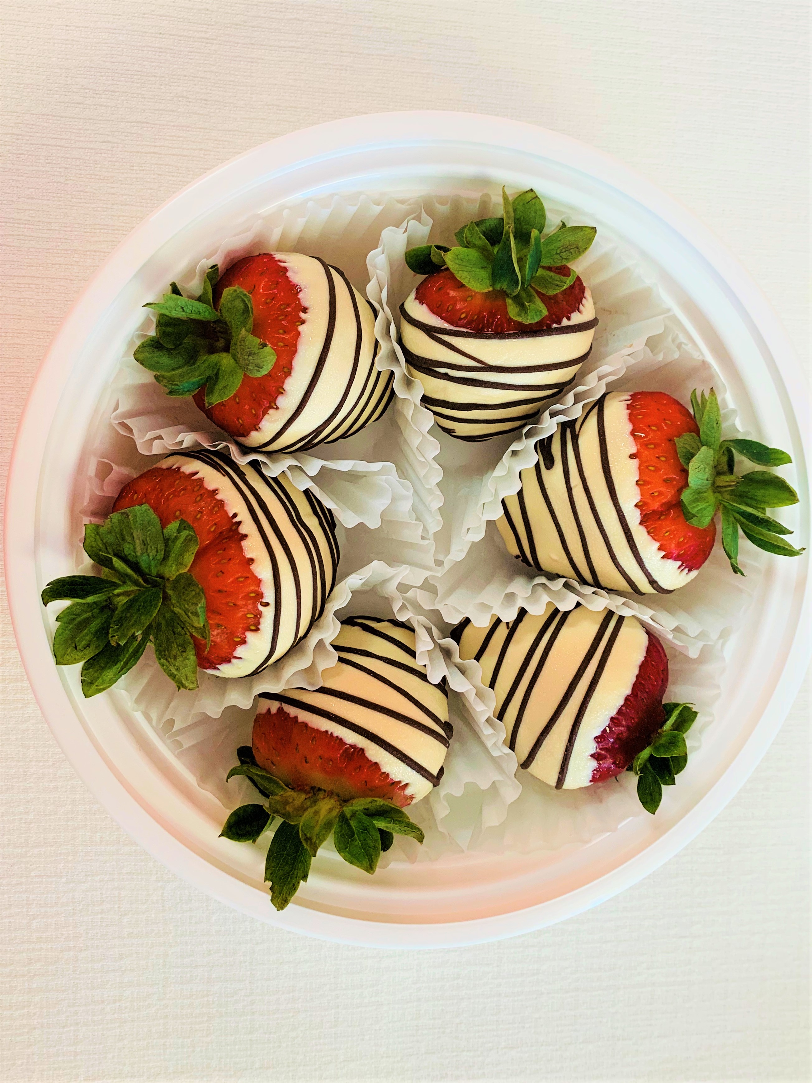 Half Dozen White Chocolate Drizzle Berries – Delectable Fruit ...